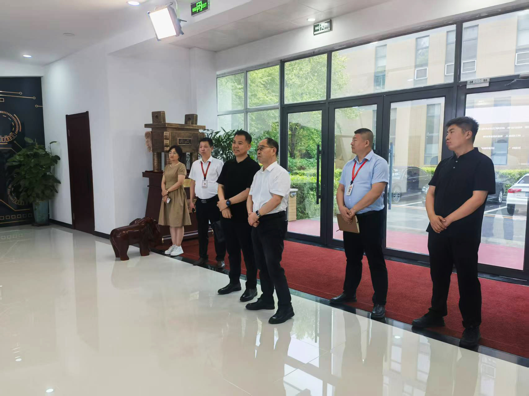 中國聯通長春分公司黨委書記、總經理張宏光一行到吉林泰華集團調研交流
